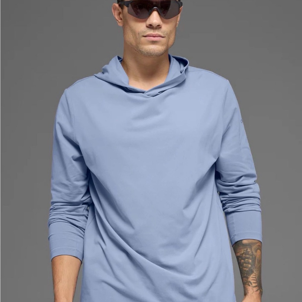 ALO YOGA Men's Light Blue Long Sleeve Shirt